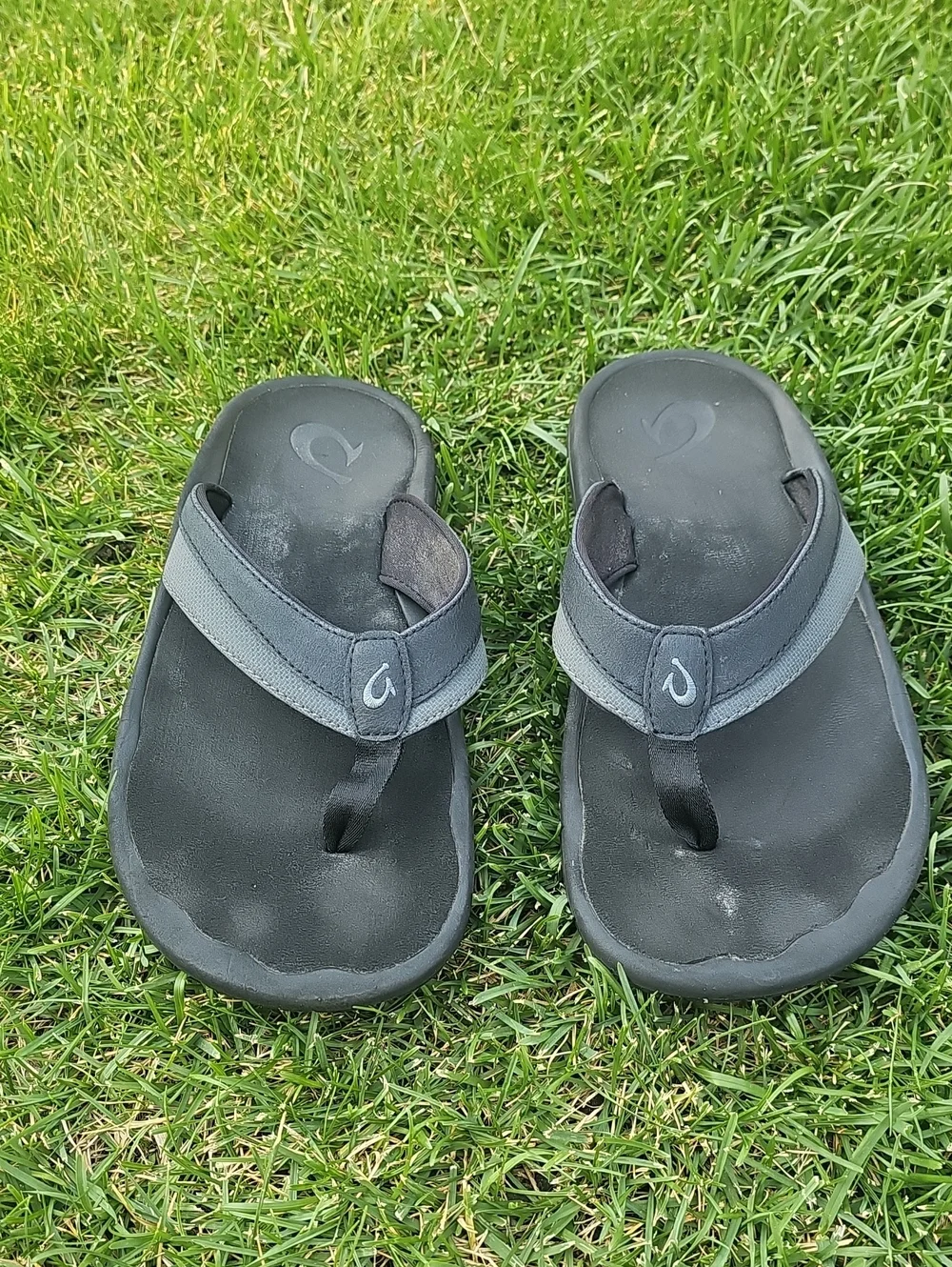 OluKai Black and Gray Men's Flip-Flops Size 12 L19